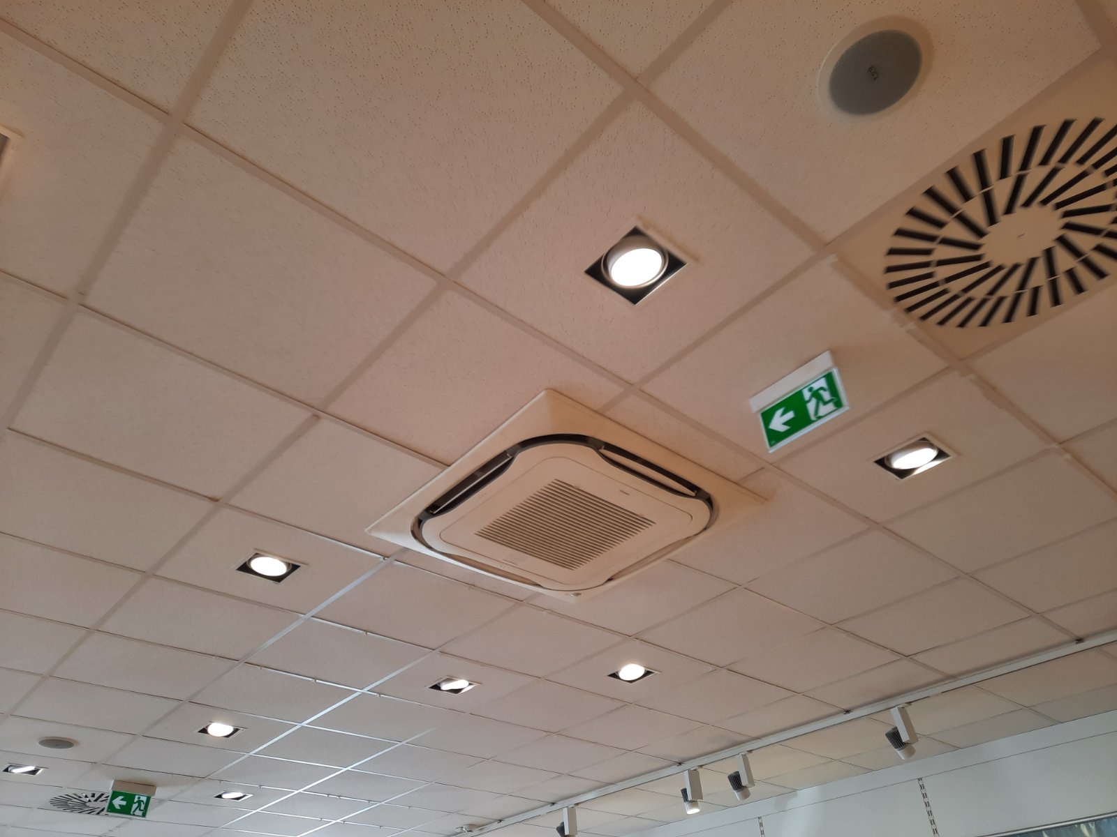Instalacija kasetne klime i ventilacionog sistema u poslovnom prostoru – K.G.H.-Control